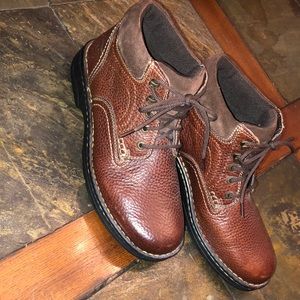 ARIAT4LR women’s leather hiking boots.